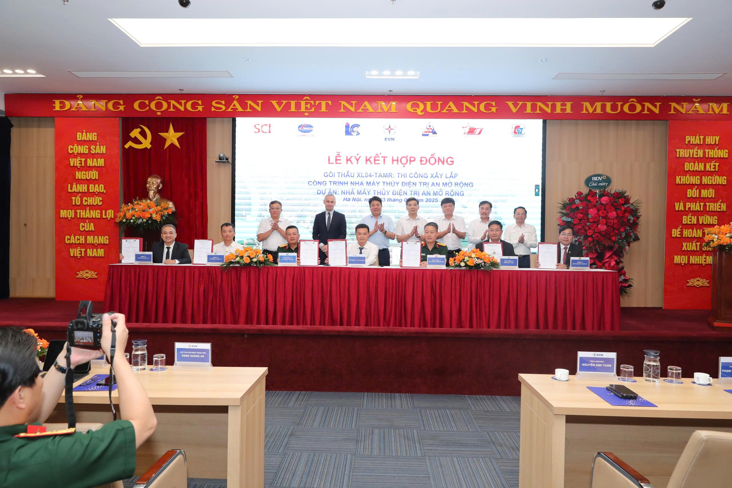 Lễ ký hợp đồng gói thầu thi công xây lắp công trình Nhà máy Thủy điện Trị An mở rộng